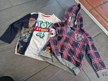 2 Kinder Pullover, Grösse 4/5 Jahre, Toy Story & Kariert 54