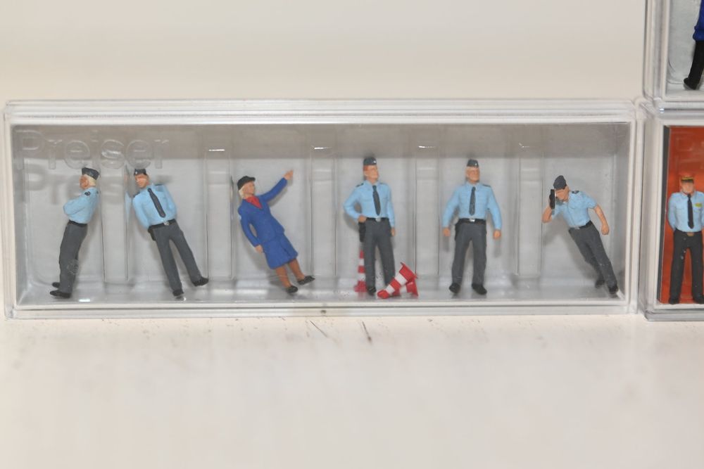 thumbnail image 2 of Preiser 10781 "On The Winery" Figures – 1:87 H0 Scale Model – NEW In Original Packaging, Germany 2 of 6