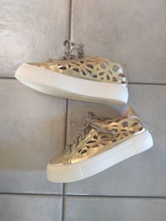 AGL Attilio Giusti Leombruni Sneakers gold Gr. 39 neuwertig