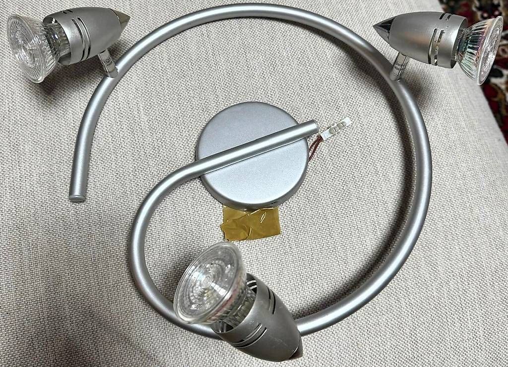 Kronleuchter & Deckenlampen: Decken-Wand-Lampe mit 3 220 Volt LED Leuchten – Gebraucht aus Volketswil von T__J