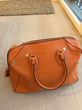 MCM Handtasche aus genarbtem orangefarbenem Leder