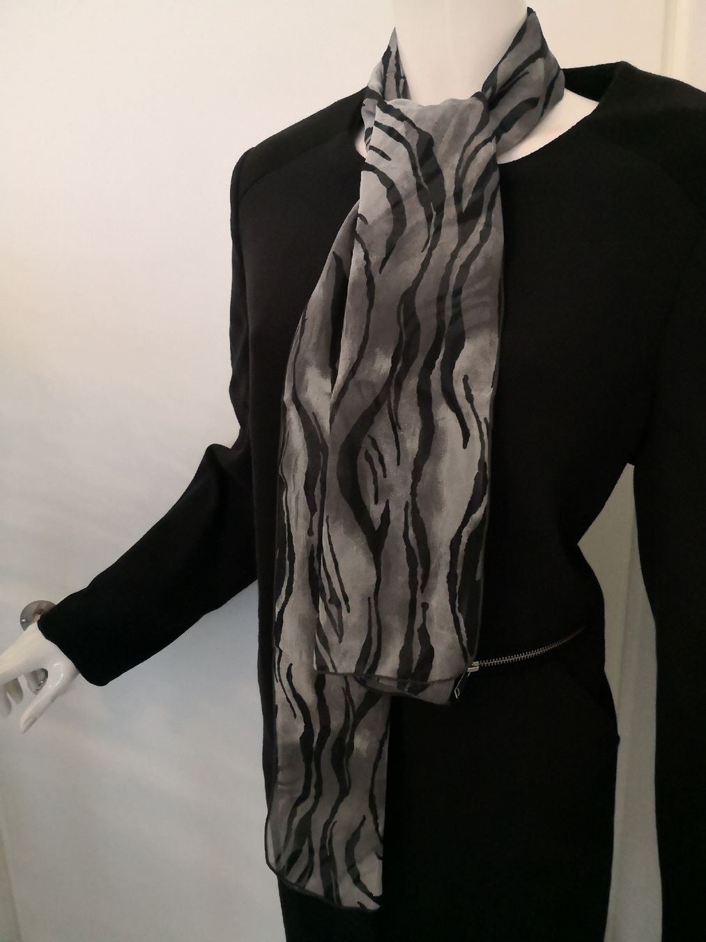 Foulard & Sciarpe: 🤩SCHAL ZEBRA-PRINT GRAU-SCHWARZ – Usato da Olten venduto da Naja-Twins-Twins 8
