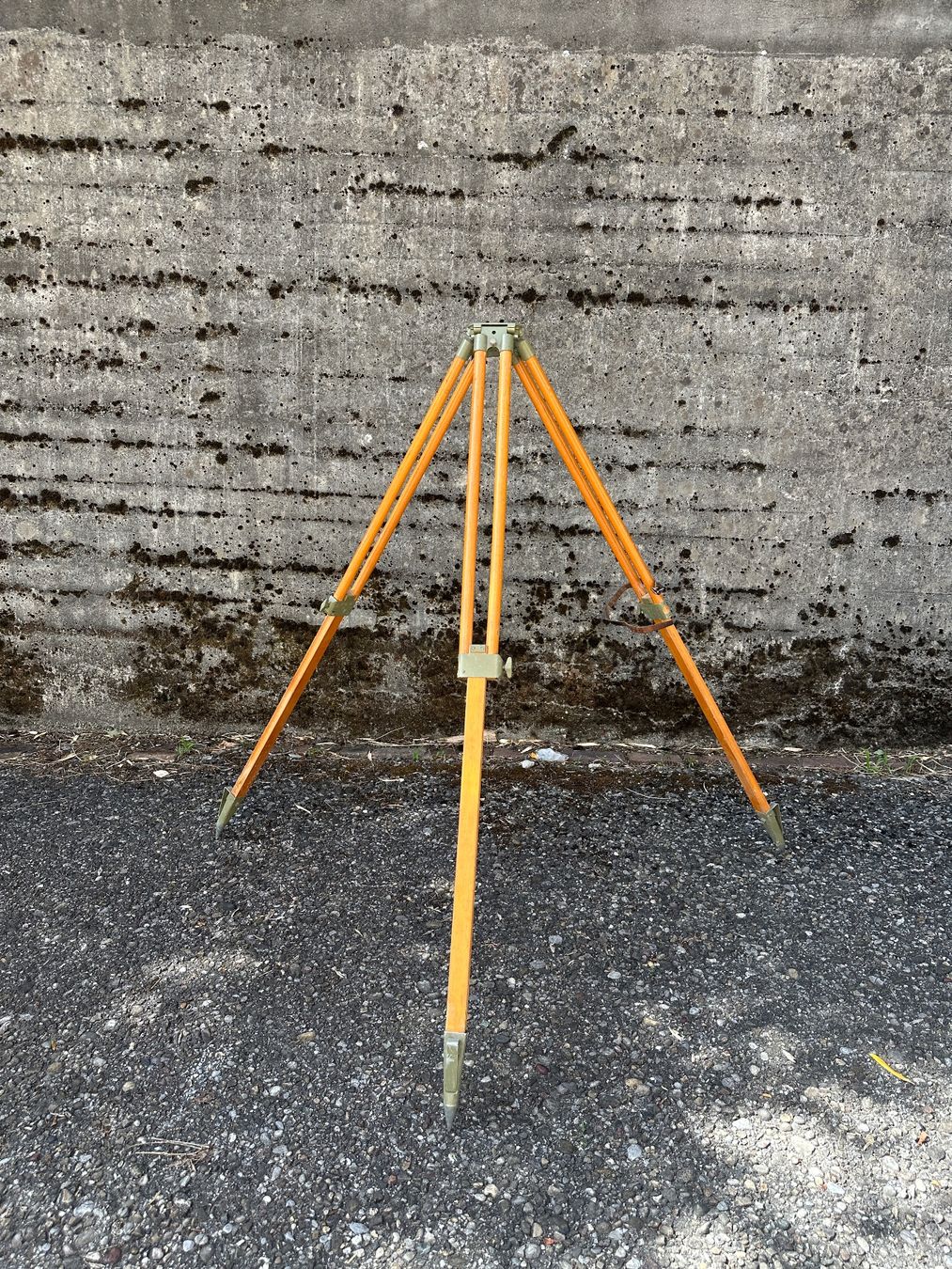 Treppiedi & Teste: Holz-Stativ / Schweizer Armee IIb – Usato da Zürich venduto da frauflufelberg 5