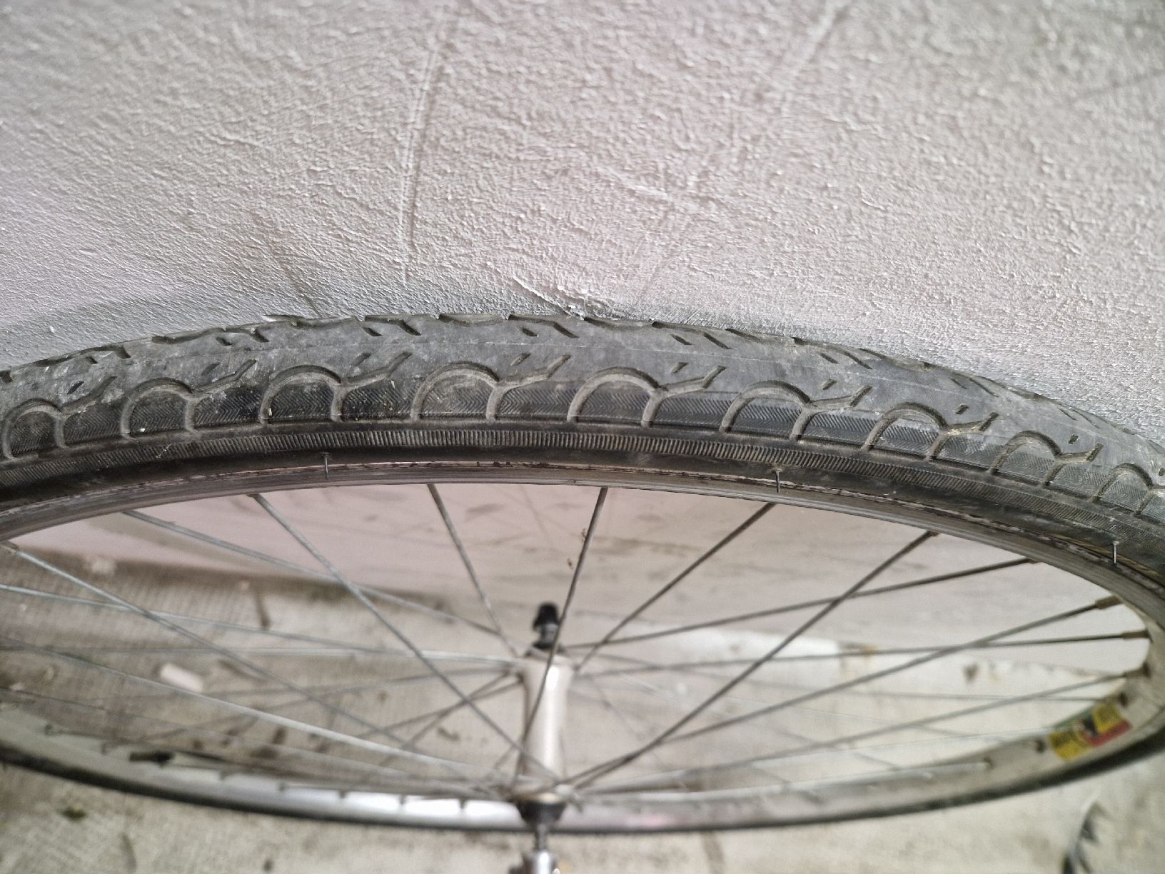 Pneus & Kompletträder: Roue avant vélo avec le pneu – Gebraucht aus Onex von viv_72hm