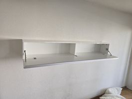 Wandregal weiss Hochglanz schwebend mit Klappe 