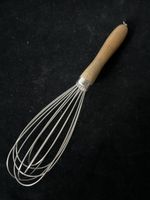 Schneebesen mit Holzgriff, gebraucht.  Vintage
