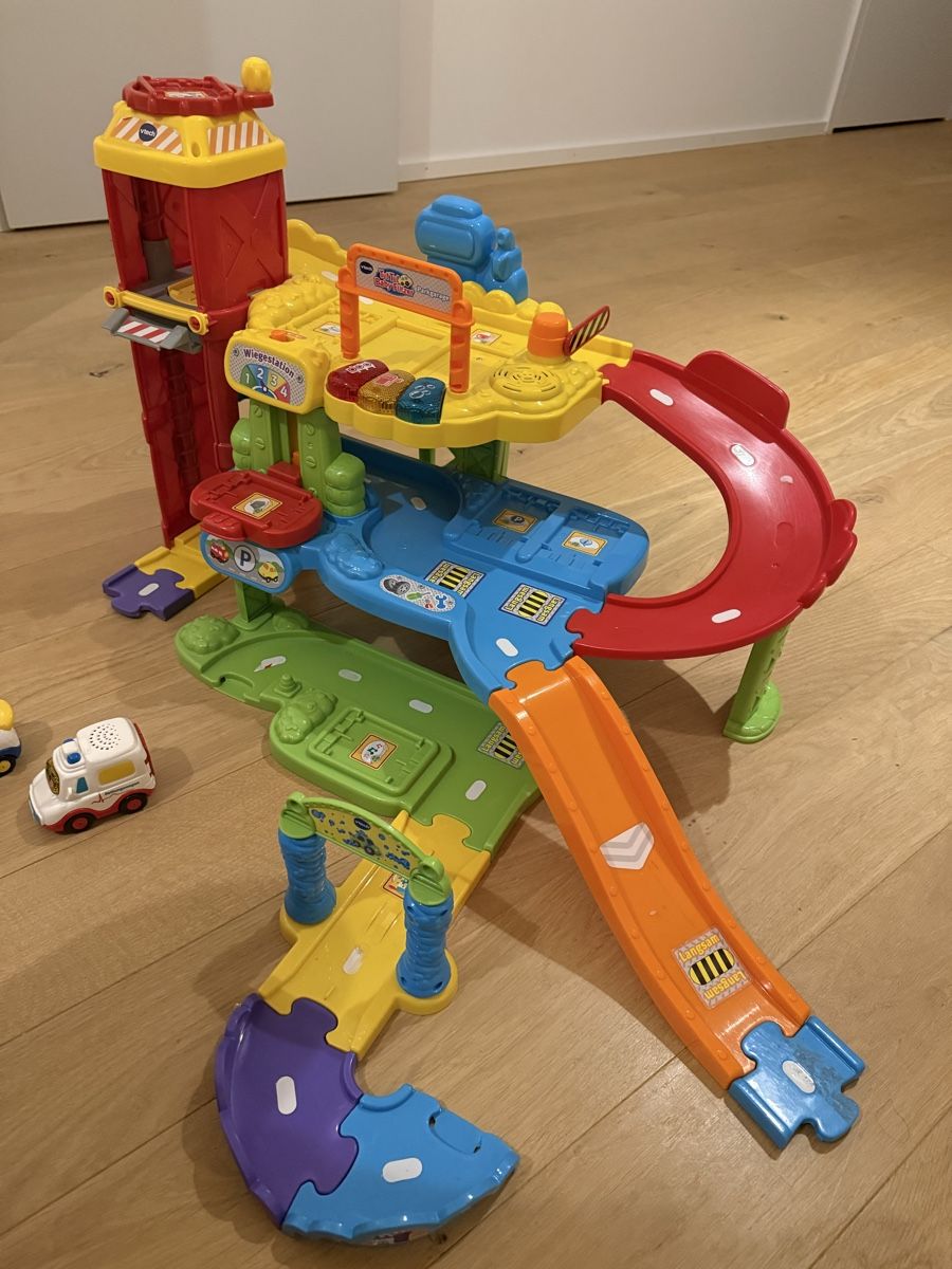 Vtech Tut Tut Baby Flitzer Super Garage mit 4 Autos! (Gebraucht) in ...