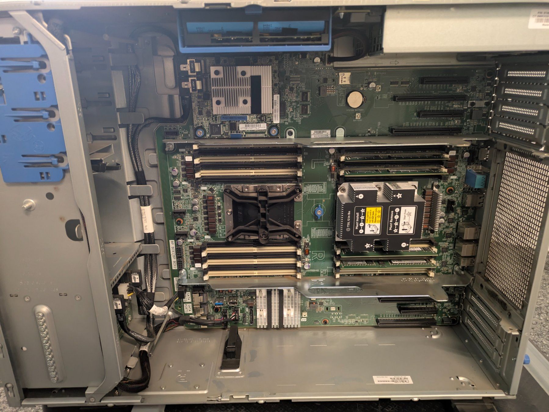 Serveur HP ProLiant ML350 Gen10 - 64Go RAM, Xeon 2.1GHz, 5 Disques