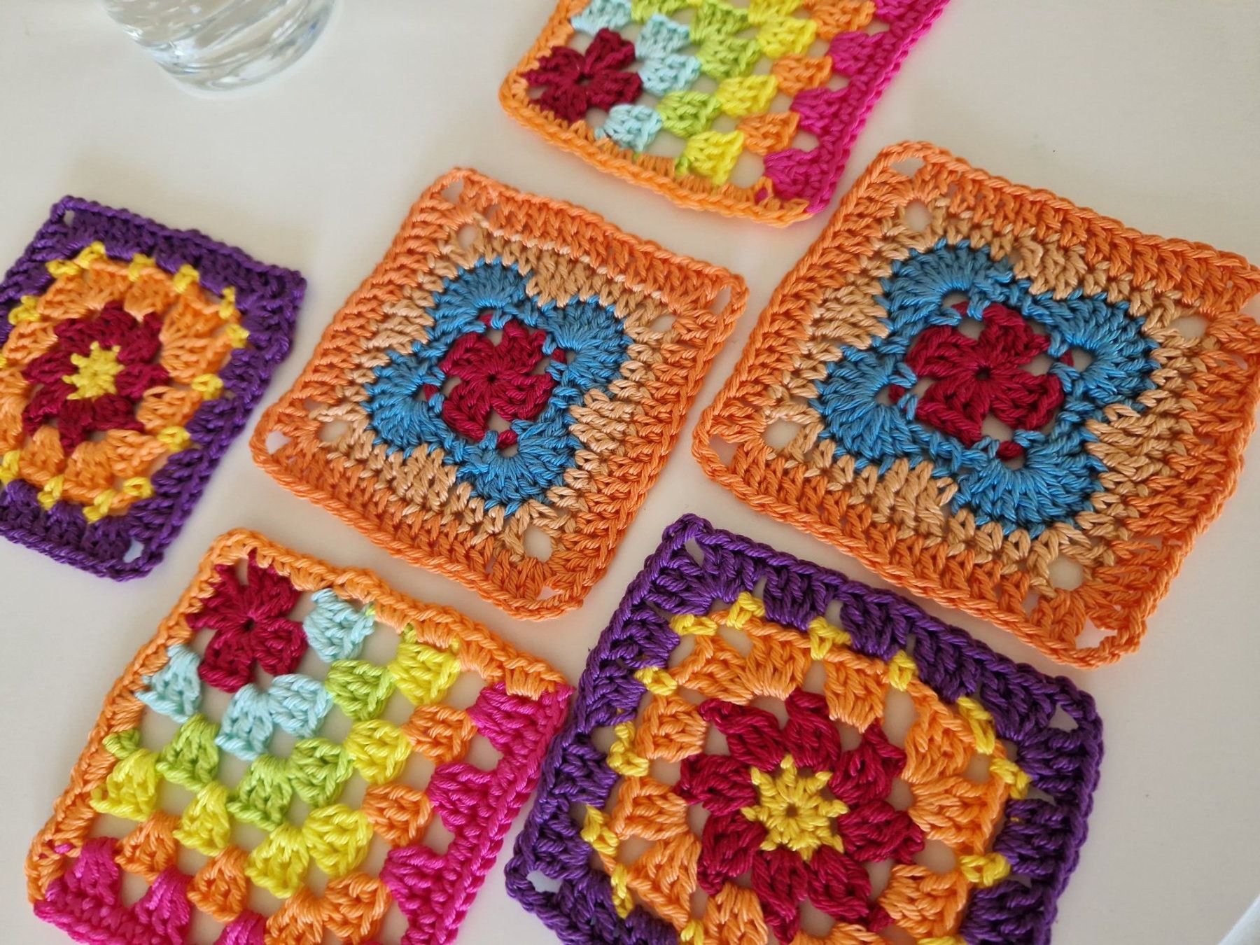 Tutte le decorazioni: 6 Coaster Untersetzer Granny 'Bloom' gehäkelt handgemacht – Nuovo (secondo la descrizione) da Neuhausen am Rheinfall venduto da Alchimista 2