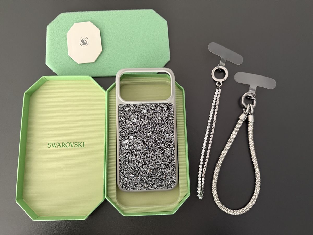 Swarovski Cover & Protezioni schermo: Swarovski iPhone 17 Pro Max Case Glitter with 2 Straps – Usato da Therwil venduto da as_good_as_new