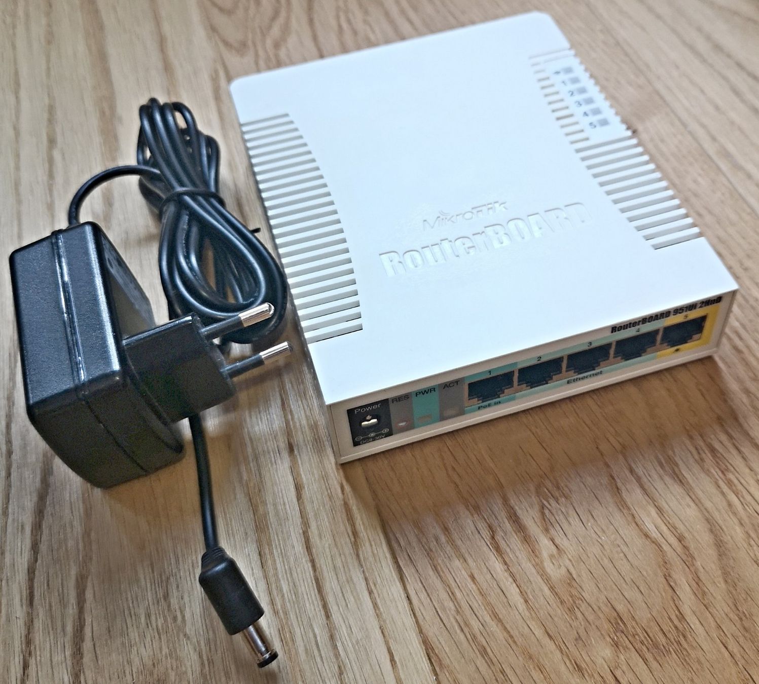 Mikrotik Modem & Router: Mikrotik Wireless Router RB951Ui 2HnD – Usato da St. Gallen venduto da w-mall