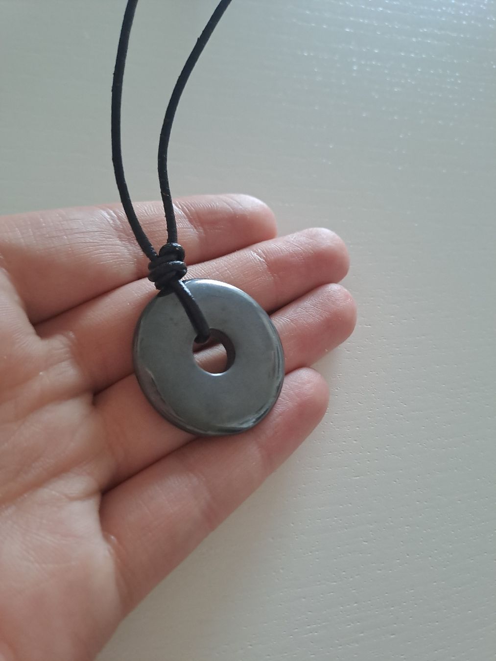 Catenine: Hämatit-Donut an verstellbarem Lederband – Nuovo (secondo la descrizione) da Suhr venduto da reb_q8y9 2