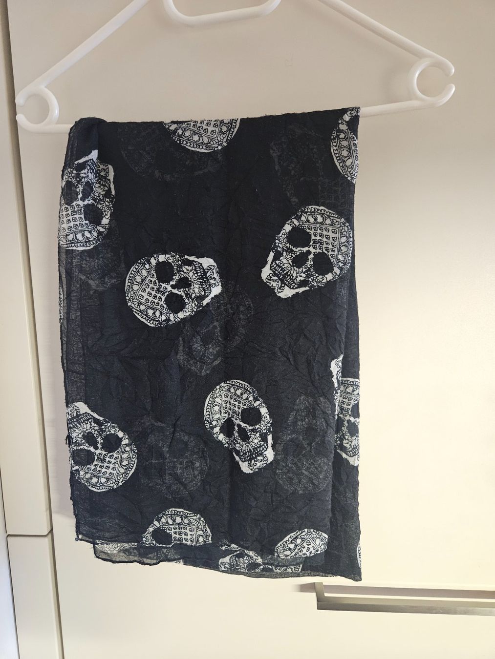 Foulard & Sciarpe: Foulard schwarz mit Totenköpfen – Usato da Luzern venduto da Lucan_Valerius