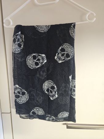 Foulard schwarz mit Totenköpfen
