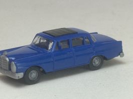 GB1-Busch Mercedes 220 Limousine blau