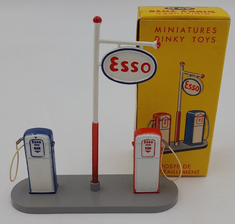 DT7 Voiture 1/43 réédition DINKY TOYS Atlas : Poste de ravitaillement pompe ESSO 49D