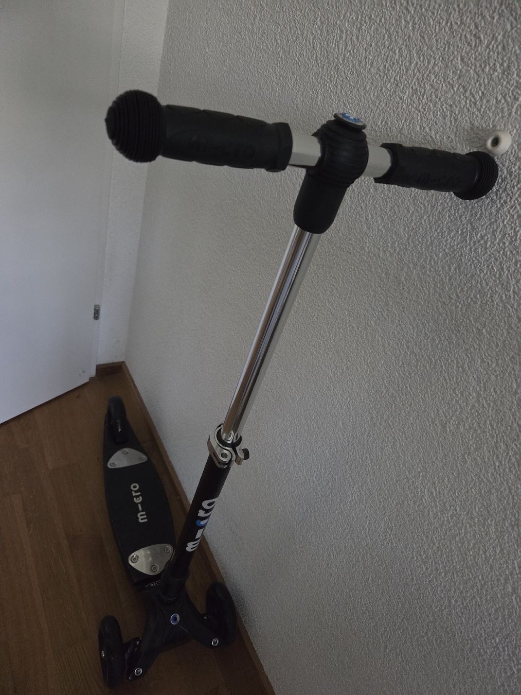 Micro Kickboard: Micro Scooter Roller schwarz guter Zustand – D'occasion à Tagelswangen par Nexus7778 1