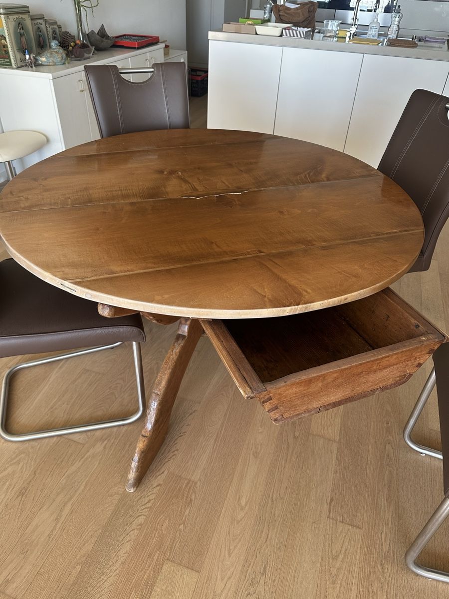 Tables: Massiver Holztisch antik – D'occasion à Bassersdorf par Stebefasa 1