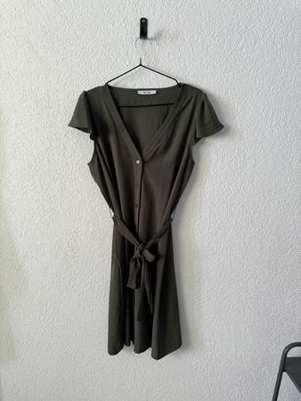 Kleid About You olivgrün mit Bindegürtel - Grösse 28