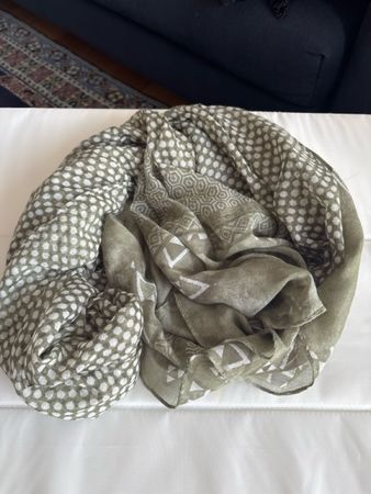 Tuch mit Muster olivegrün weiss guter Zustand
