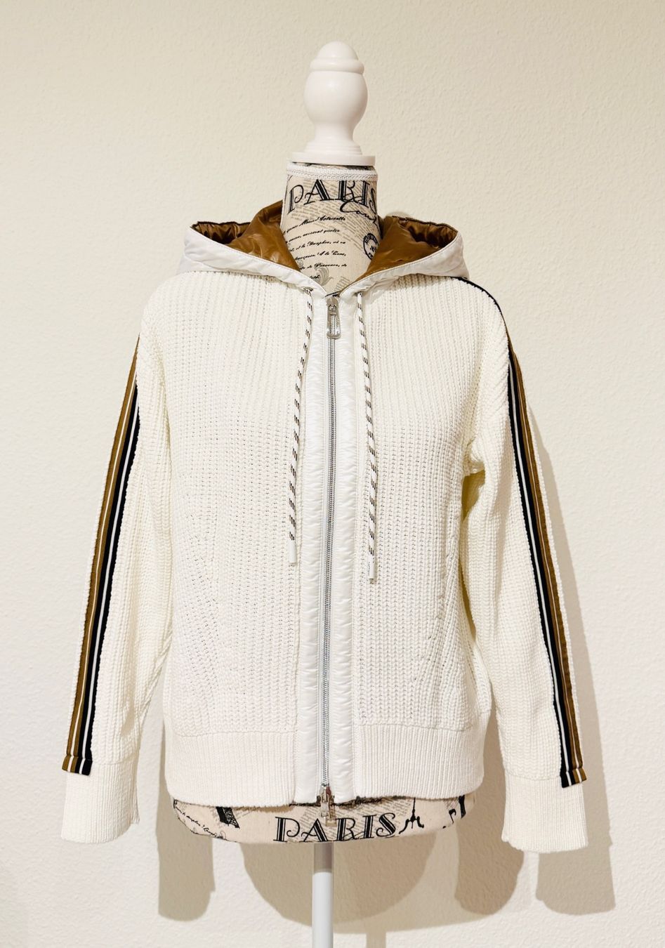 Marc Cain Jacken: MARC CAIN Strickjacke mit Kapuze G.36(2) – Neu (gemäss Beschreibung) aus Oberwil BL von DANA_FOX 1