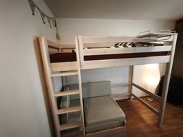 Hochbett mit Leiter, Absturzsicherung und Sofa Unterbau