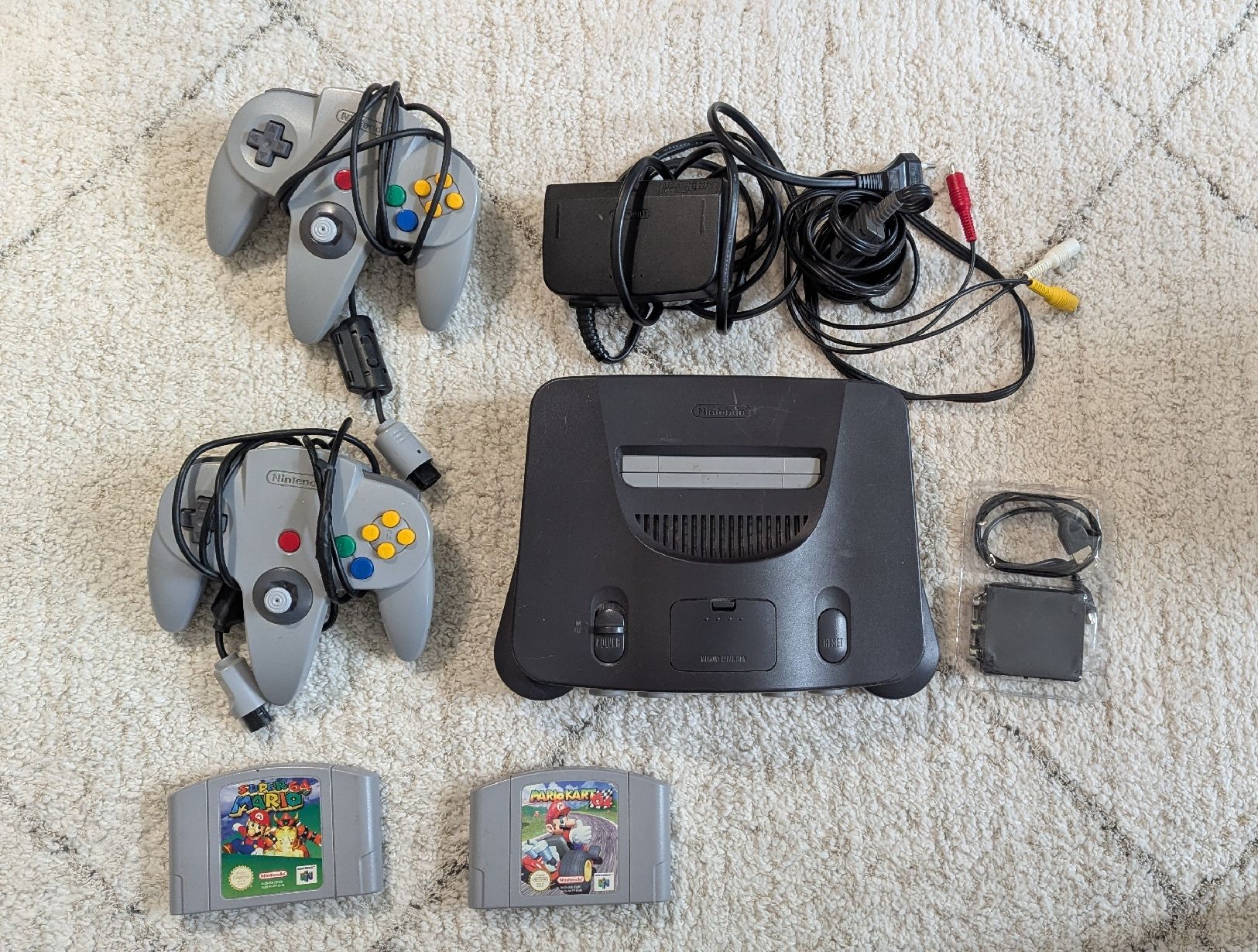 Nintendo Console: Nintendo 64 with 2 Games and 2 Controllers – Usato da Basel venduto da mhg_99c6
