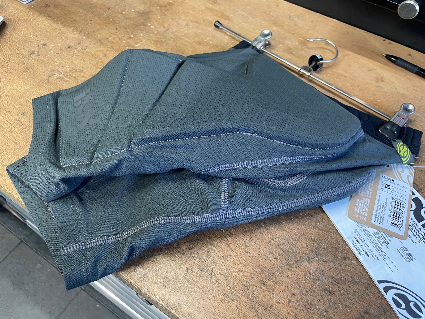 IXS Protezioni & Imbottiture: iXS Trigger lower protective grau KM (Kinder M), 50% – Nuovo (secondo la descrizione) da Zürich venduto da Velo-Elsener 1