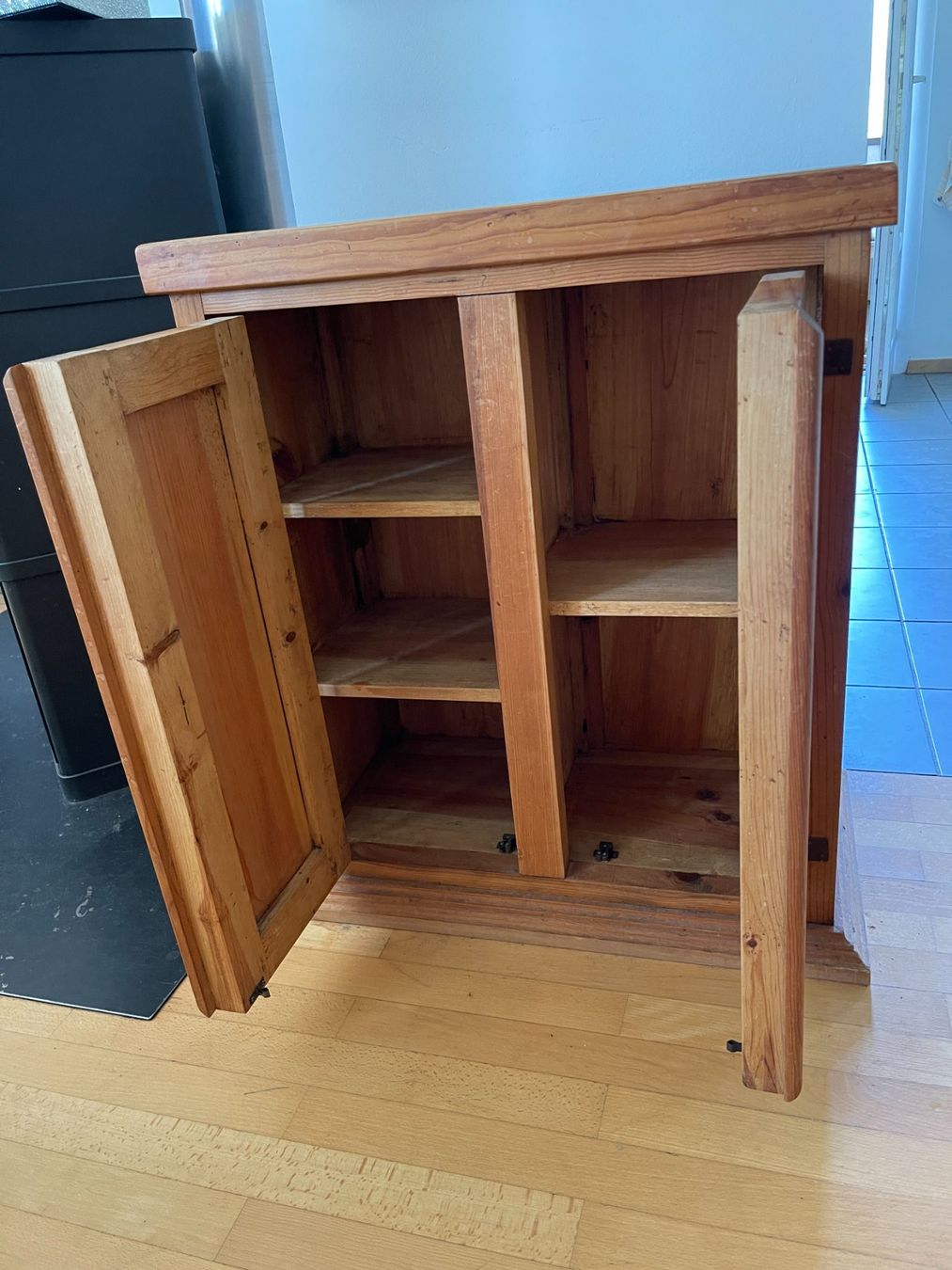 Cassettiere: Alter spanischer Massivholz-Schrank / Sideboard – Usato da Siblingen venduto da Woltersdorf50 2