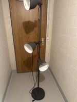Lampada piantana con tre luci grigio scuro usata
