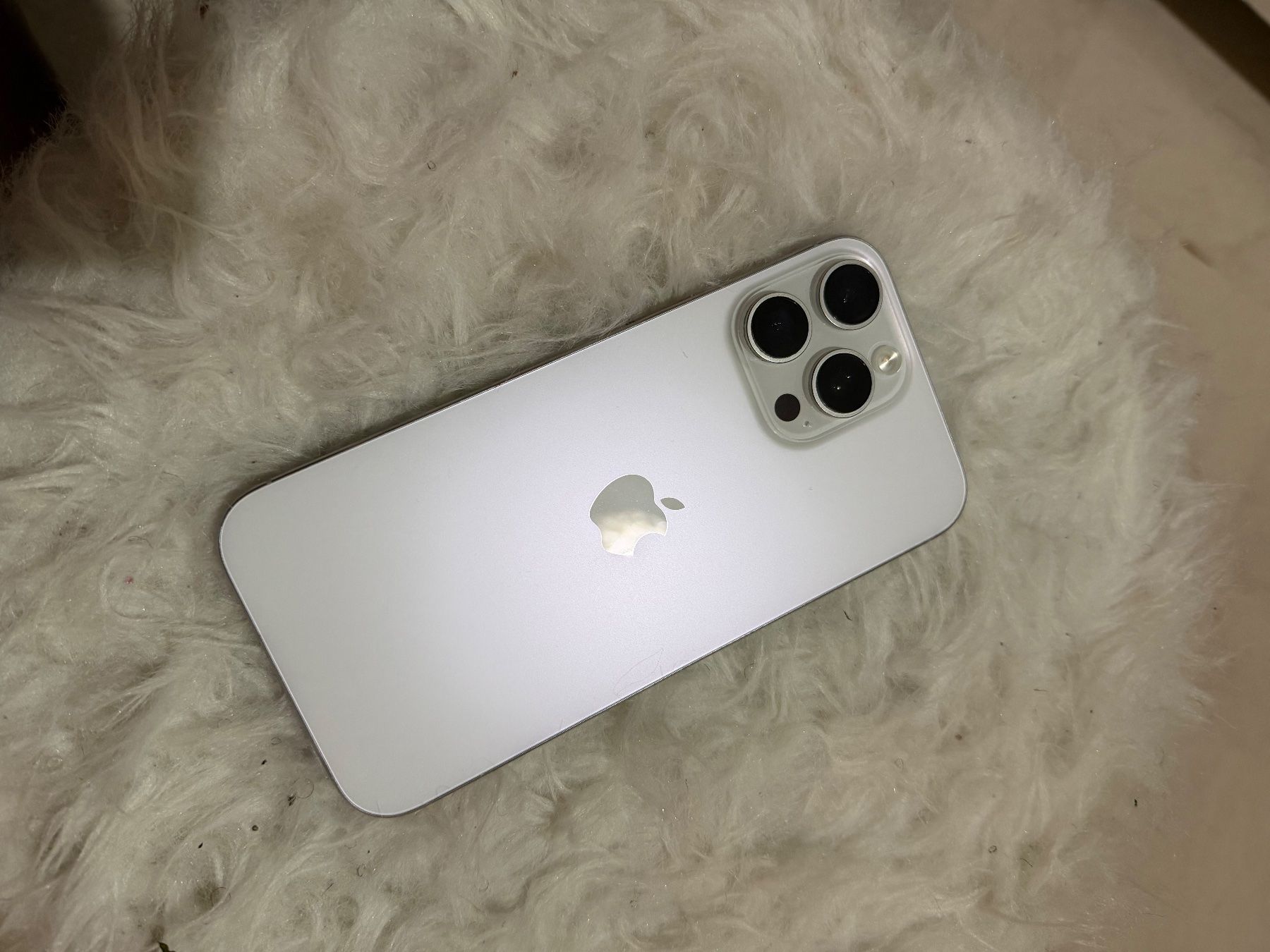 Apple Portables: iPhone 16 Pro Max – D'occasion à Savigny par mar_d9tw 1