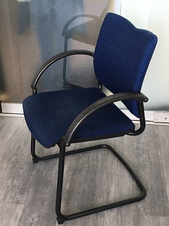 Chaises: Bürostühle blau 6 Stk.  – D'occasion à Zürich par Est-hi