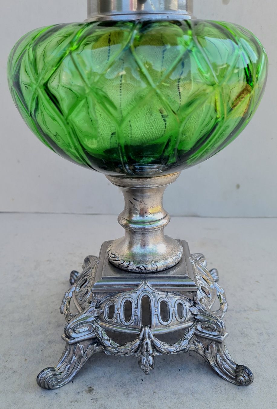 Lampade: Alte versilberte Petrollampe mit grünem Glasbehälter um 1900 – Usato da Frasnacht venduto da Carawill 2