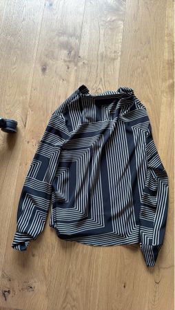 HM ssStylish Long Sleeve Blouse with Geometric Print  size S