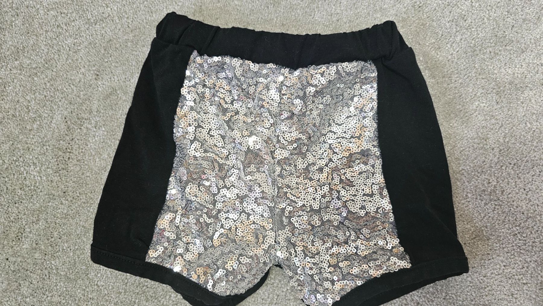 Pantaloni: Shorts mit Glitzer Gr. 86 – Usato da Kriessern venduto da Bugggyyy