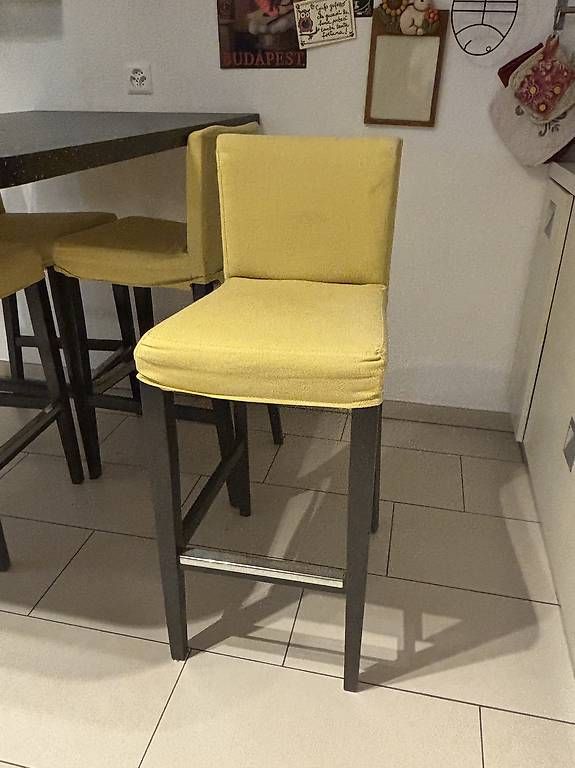 Set di tavolo e panche: Tavolo da parete con sedie/sgabelli  – Usato da Agno venduto da riz_cl9s 2