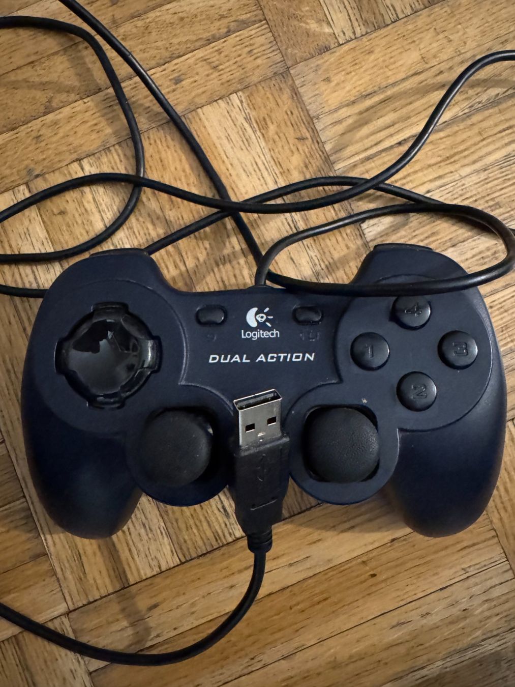 Microsoft Controller: 2 Retro-Gamecontroller – Microsoft Xbox & Logitech – Usato da Carouge GE venduto da Flip24 2
