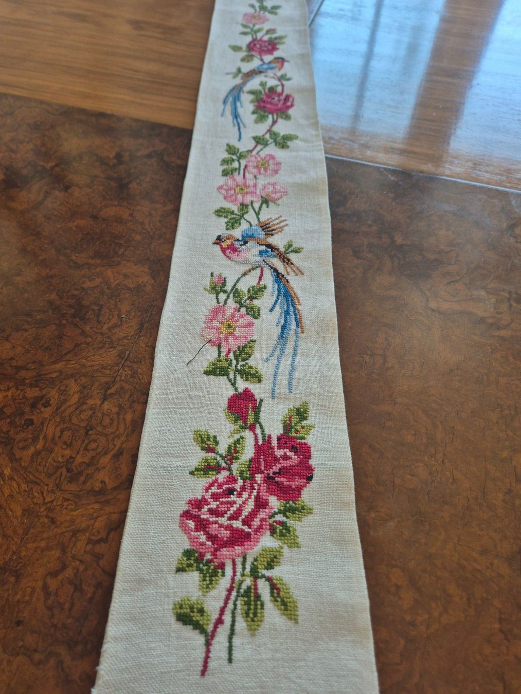 Tutte le decorazioni: Handgestickte Tischläufer, Rosen und Vogelmuster – Usato da Bern venduto da aronari 6