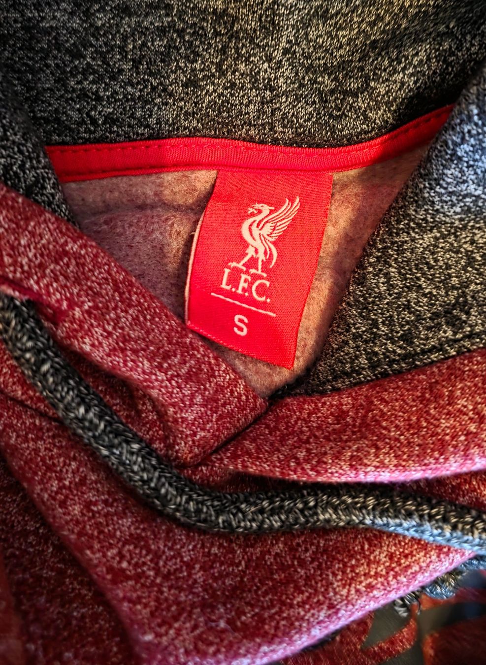Maglioni & Felpe: Pull Liverpool FC bordeau à capuche, taille S - Chaud – Nuovo (secondo la descrizione) da Vevey venduto da Pumkie 2