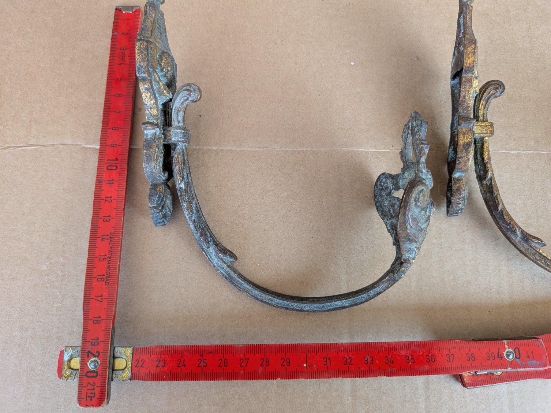Skulpturen & Statuen: 2 antike Bronze Vorhangstangenhalter oder Raffhalter – Gebraucht aus Emmen von Brockofsky 6