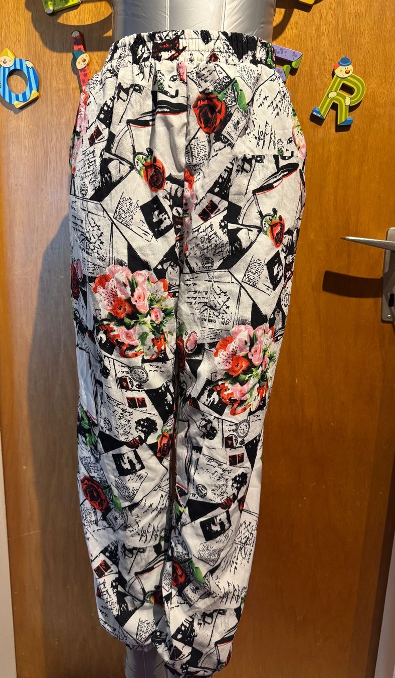 Pantaloni: Damen Sommerhose mit Rosenmuster M – Usato da Frenkendorf venduto da Style365