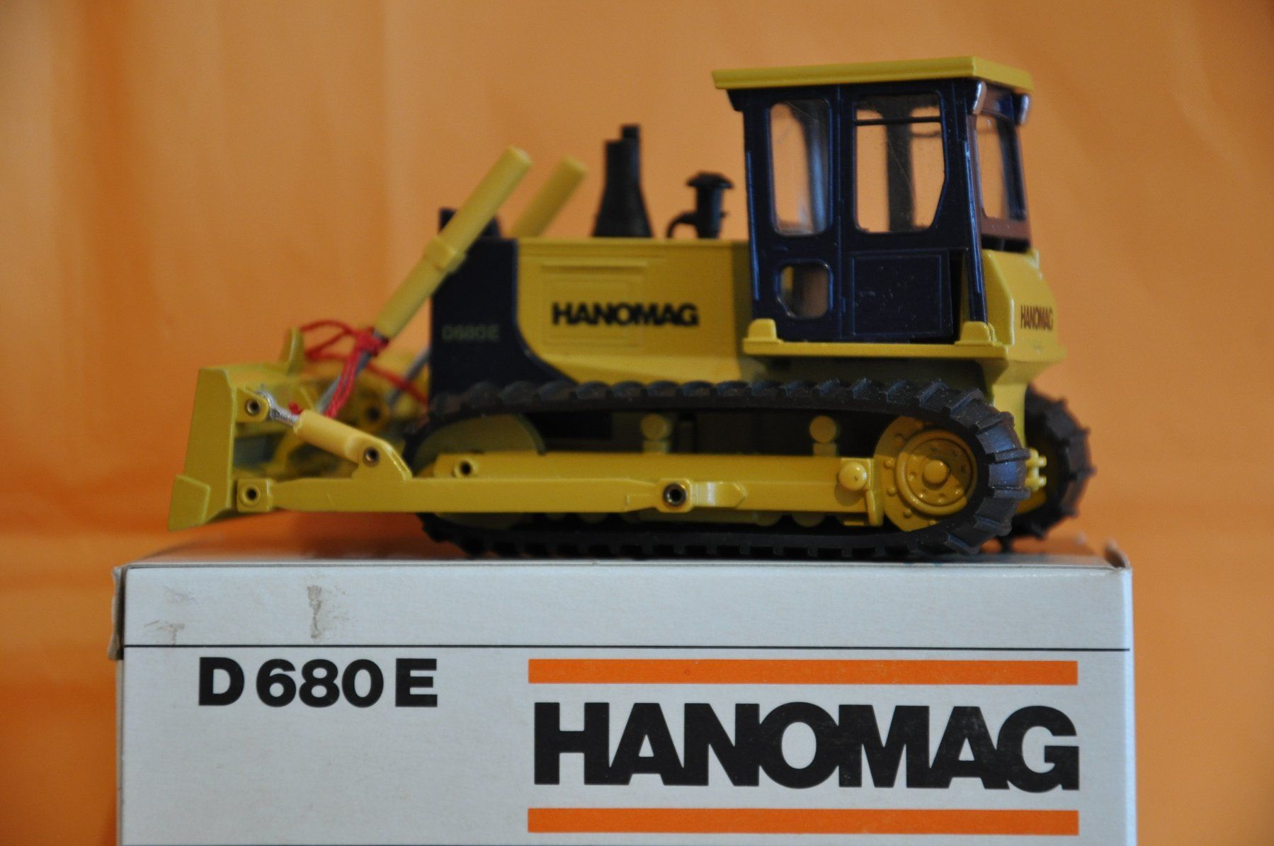 Conrad Kit di modellismo & Modellini statici: HANOMAG D 680 E Bulldozer – Nuovo (secondo la descrizione) da Mitlödi venduto da worker04