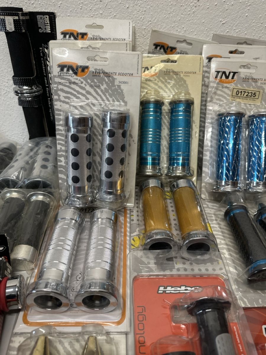 Toutes les pièces détachées moto: Assorted Motorcycle Handlebar Grips Set New – Neuf avec emballage d'origine à Elsau par MANWITHVAN 5