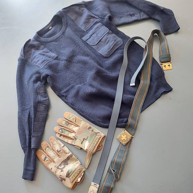 Schweizer Armee Uniformi: Militärpullover Gr.48 Handschuhe Camounflage Offiziergürtel – Usato da Ermenswil venduto da Ingram0