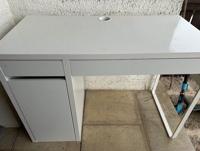 Ikea Schreibtische: Petit bureau Ikea Blanc MICKE (2) – Gebraucht aus La Rippe von lae_wym7