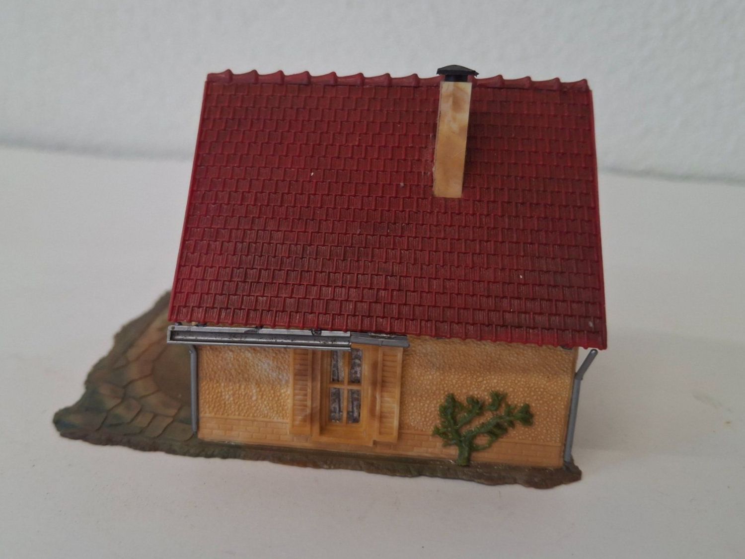 Modelleisenbahnen: Modellbau Wohnhaus mit Garten – Gebraucht aus Reichenburg von AK307 2