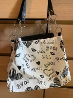 Sac à main tendance avec motifs coeurs et bisous ❤️💋