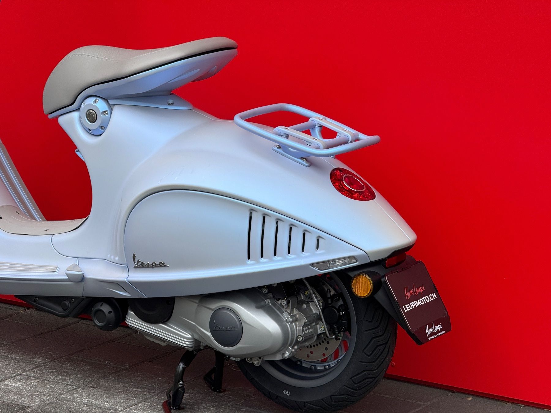 Vespa Scooters: Vespa 946 Snake – Neu und originalverpackt aus Meggen von leupimoto 7