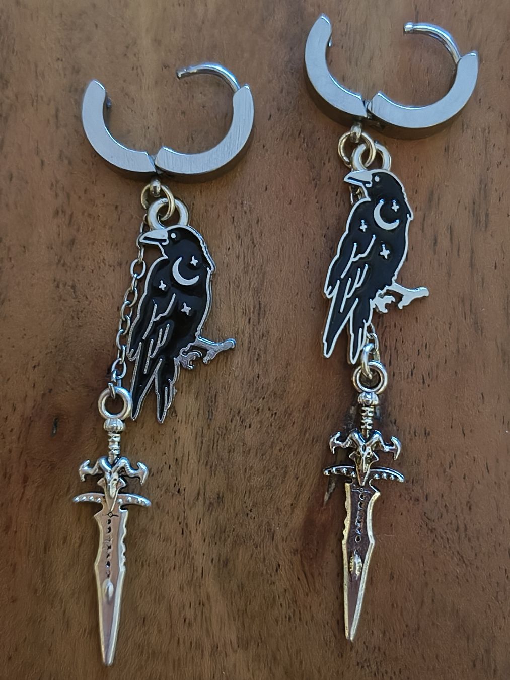 Orecchini pendenti & Orecchini a lobo: Gothic Ohrringe Dolch & Rabe "Come join the Murder" – Nuovo (secondo la descrizione) da Hausen AG venduto da Land.Ei 2