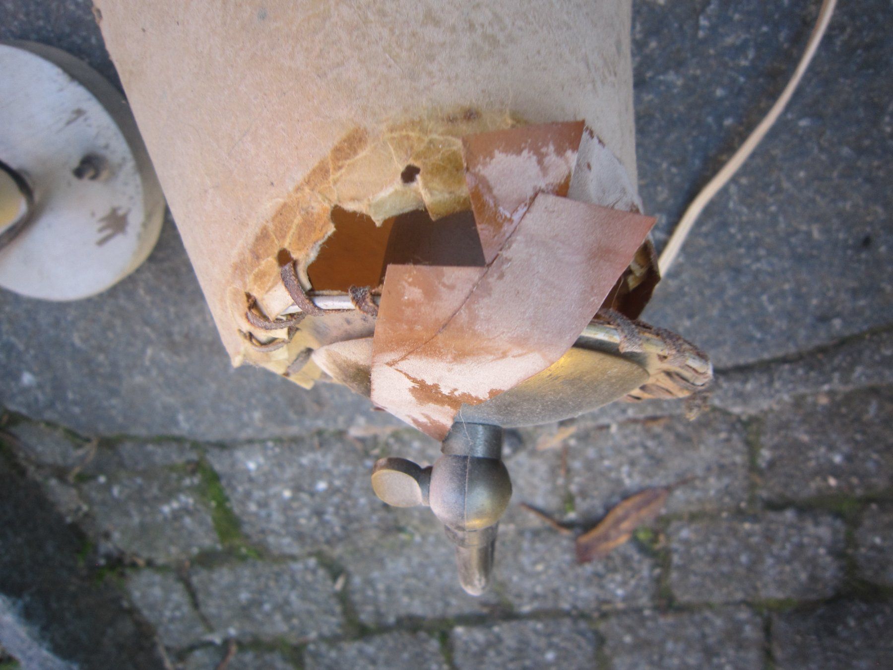 Lampade: Schöne Nachtischlampe mit Holzbasis – Difettoso da Giubiasco venduto da sal_9j6w 1